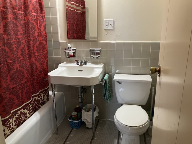 Shower/tub - 55 Chumasero Dr Unit 12C