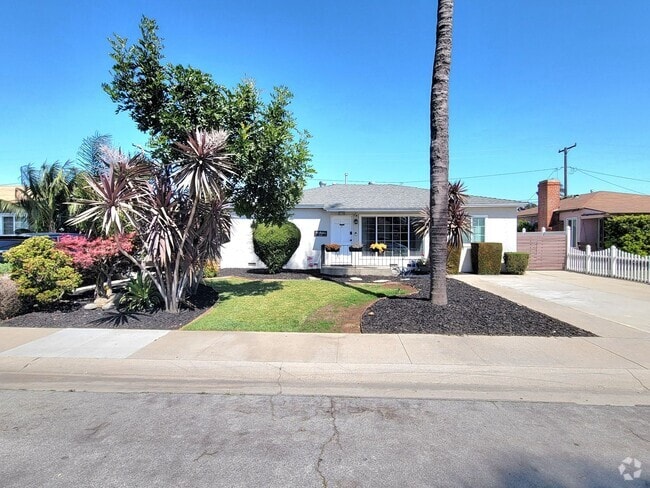Building Photo - Great Single Family Home in West Long Beach