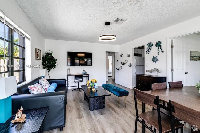 Building Photo - 4300 SW 28th St Rental