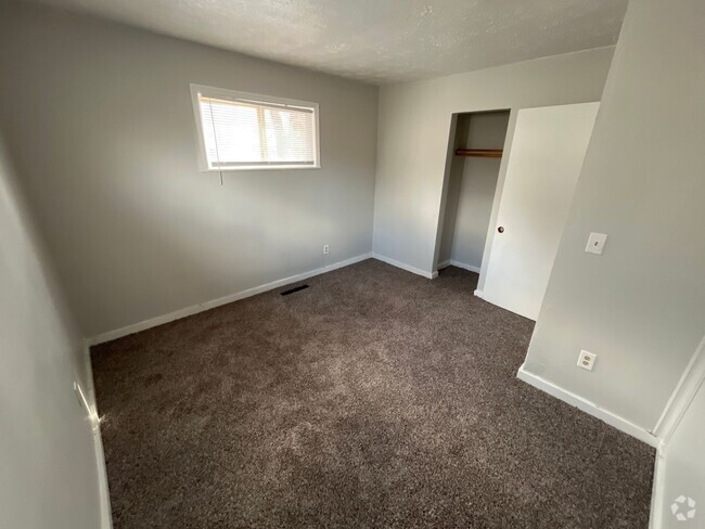 Building Photo - Newly carpeted 3 bedroom 1 bathroom single... Rental