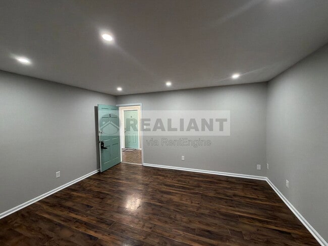 Building Photo - 208 Lakeshore Dr Unit 5