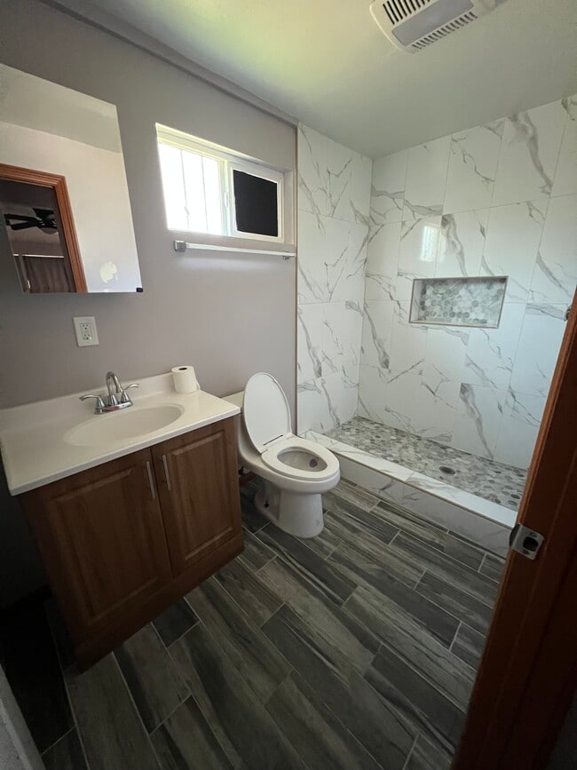 Photo - 126 W 71st St Unidad 1