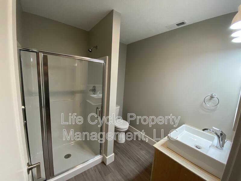 Photo - 619 Emerald Ave NE