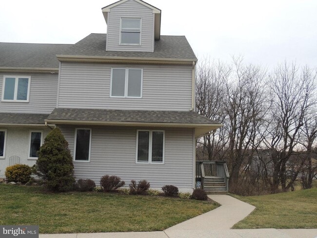 Building Photo - 404 Pinebrooke Cir