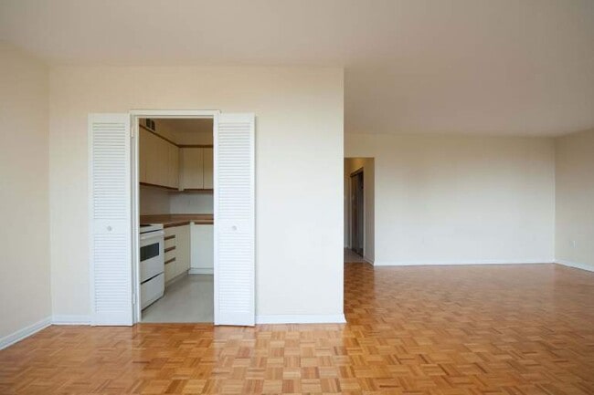 Photo - 1 bedroom in the heart of Port Credit-Mississauga with panoramic views Unit 1 Bedroom-Standard