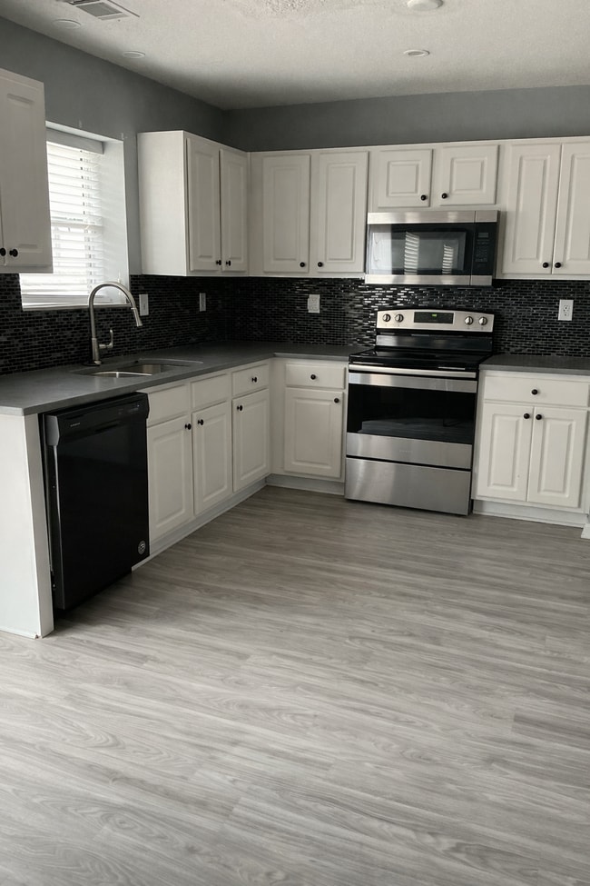 Photo - Room in House on Browns Mill Trail