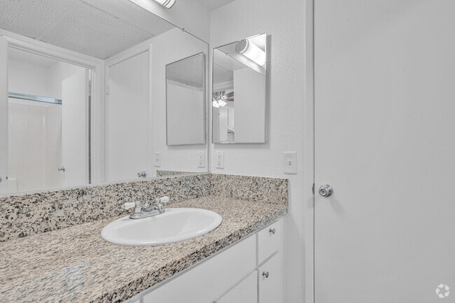 1BR, 1BA - 639SF - Bathroom