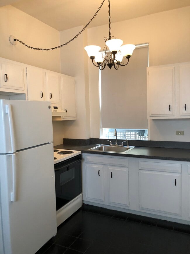 Photo - 2800 N Pine Grove Ave Unit 8g