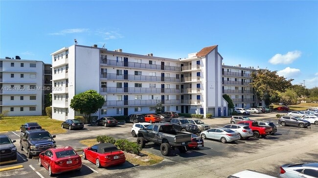 Building Photo - 8740 N Sherman Cir Unit 206