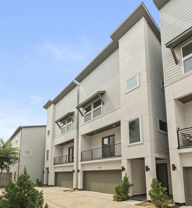 Building Photo - 2627 Hutchins St