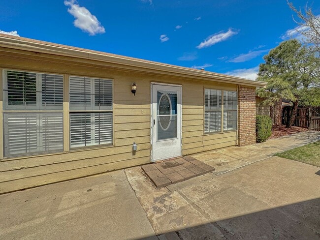 Building Photo - 2317 N Thomas Dr Rental