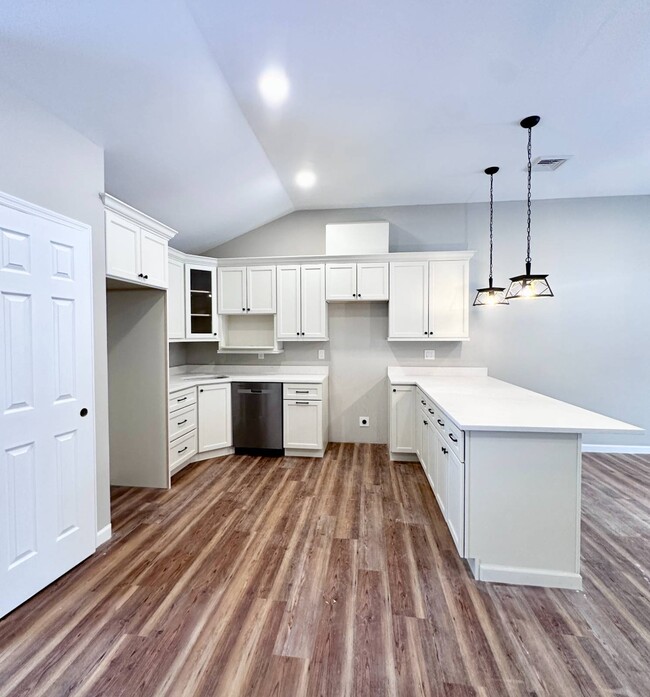 Photo - 521 Middleline Rd