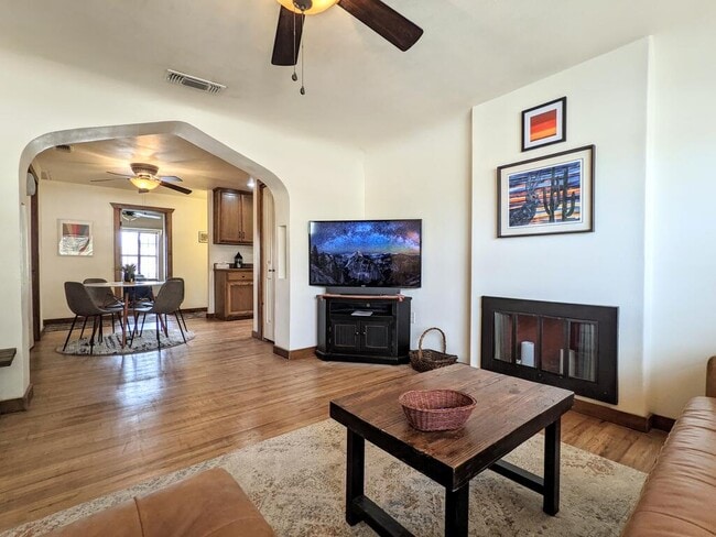 Photo - 1103 W San Antonio St