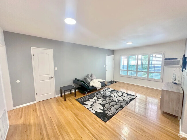 LEAVING ROOM - 103 N Hayworth Ave Rental