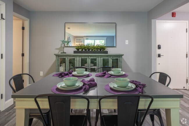 2BR, 1BA - 740sf