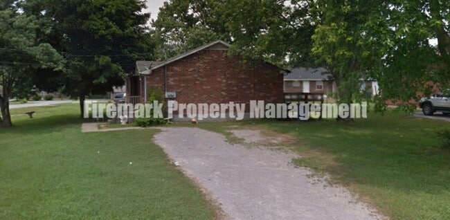 Building Photo - 2 Bedroom, 1 bath, 1 Story Duplex