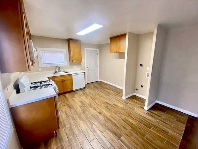 Building Photo - Beautifully Updated 2 Bed 1 Bath unit in Richmond Triplex -- AVAILABLE NOW !!!