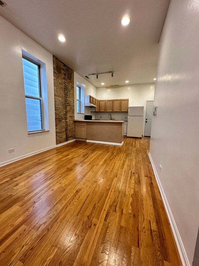 Building Photo - 1102 N Ashland Ave Unit 2FR