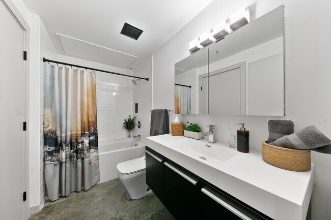 Photo - 2000 Bagby St Unidad 13420