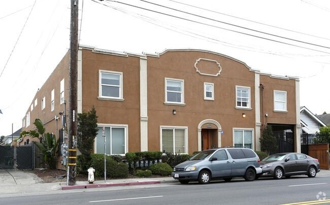 Building Photo - Large well located West Oakland condominium