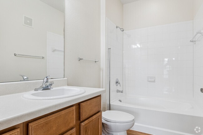 Colorado, 3 habitaciones, 2 baños - 1218 pies cuadrados - Baño principal - The Royse at Parker Boulevard Apartments
