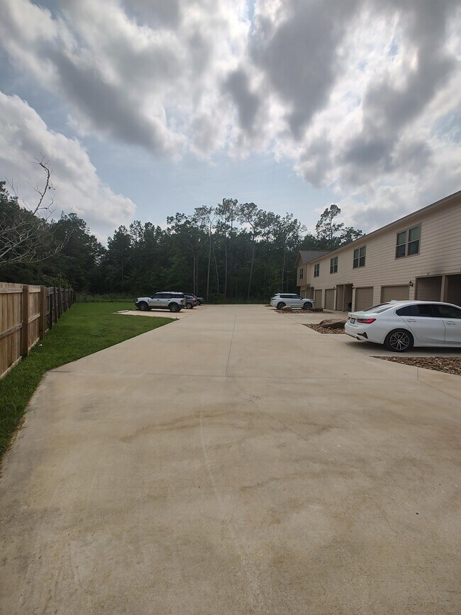5670 Shadowbend Cir N Townhome Townhome Rental in Lumberton TX