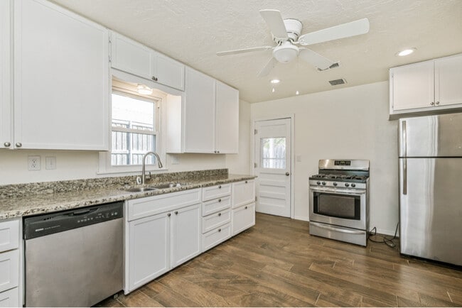 Photo - 2104 S Travis St