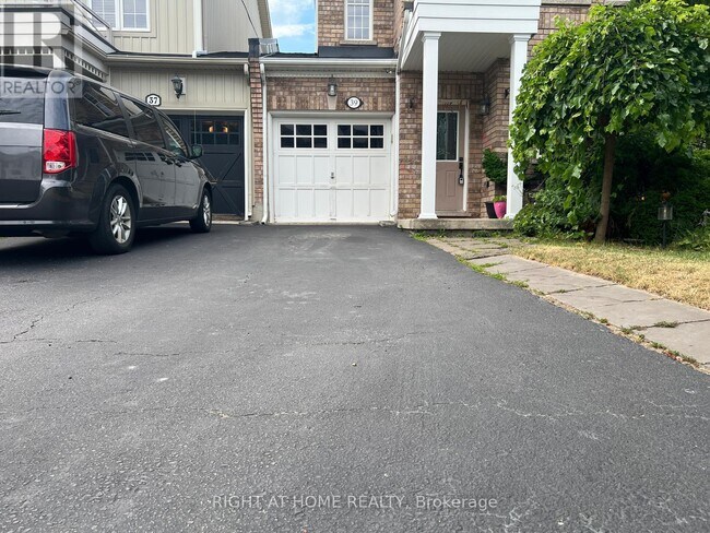 Photo - 39 Golden Iris Cres