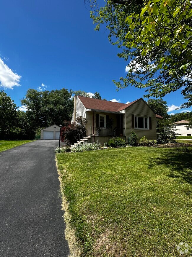 Building Photo - 425 S Trooper Rd Rental