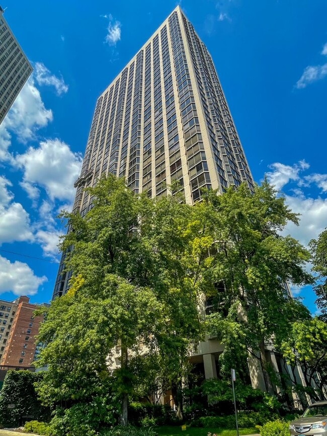 Building Photo - 2650 N Lakeview Ave Unit 3105