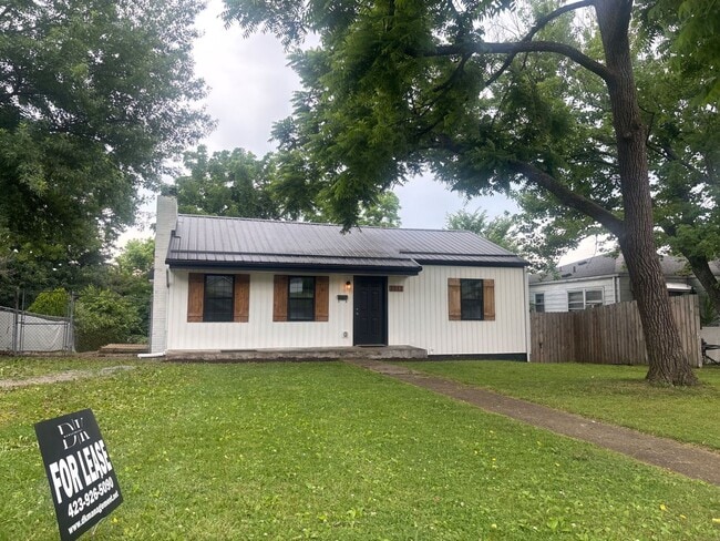 Building Photo - Cute, cottage in a prime location off of Oakland Ave, near Downtown and ETSU, 2 bed/1 bath for $1...