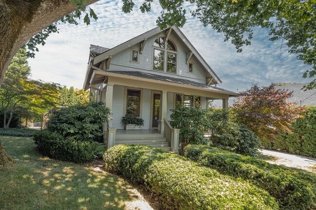 Building Photo - Gorgeous 3 BR + Office & 2 BA Home in the John Landings neighborhood with a heated pool!