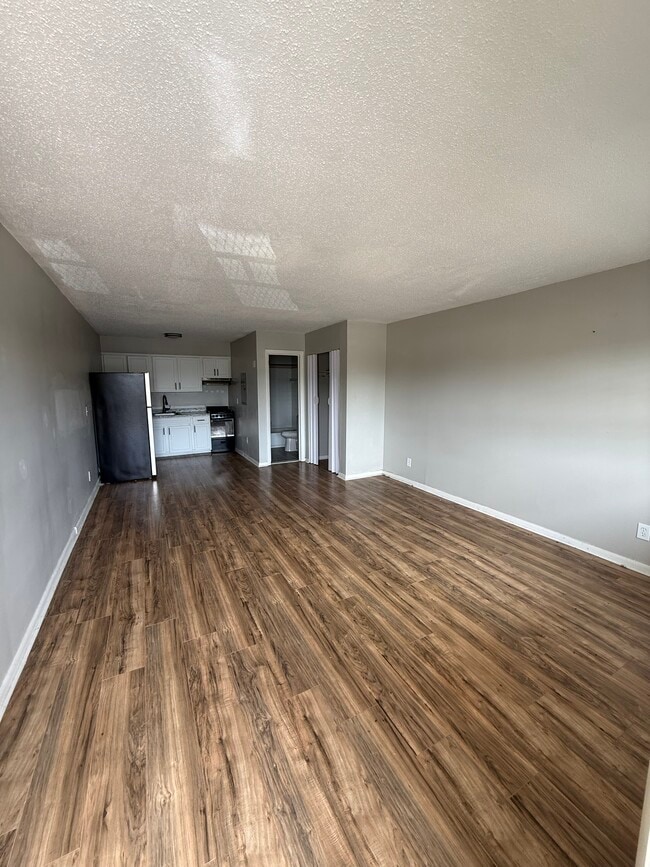 Building Photo - Capri Apartments Unit 12