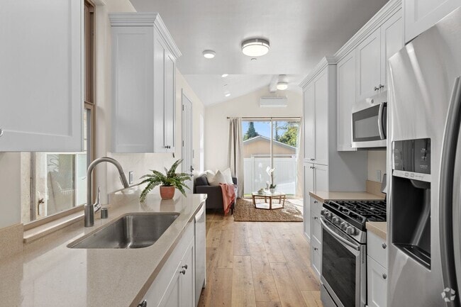 Building Photo - New 1 Bed / 1 Bath Detached Guest House on...
