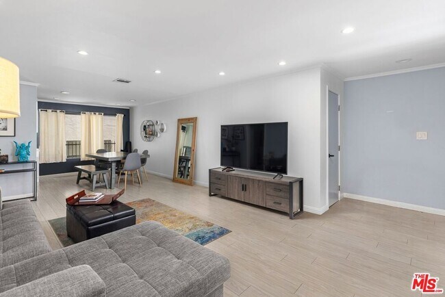 Photo - 12801 Moorpark St Unit 206