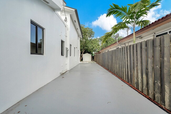 Photo - 972 SW 44th Ave