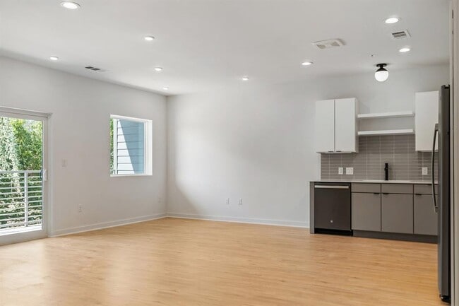 Photo - 100 Mockingbird Ln W