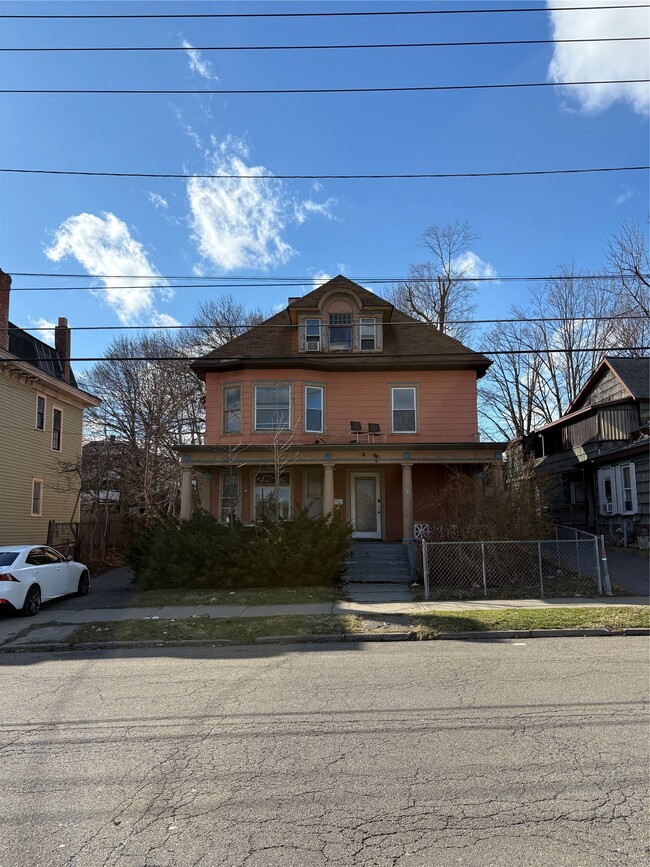 Building Photo - 121 Oak St