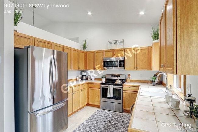 Photo - 907 180th St SW