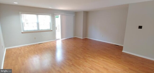 Building Photo - 25 Hamlet Dr