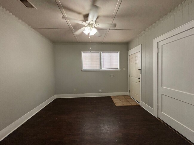 Photo - Cute 1 bedroom 1 bath duplex House