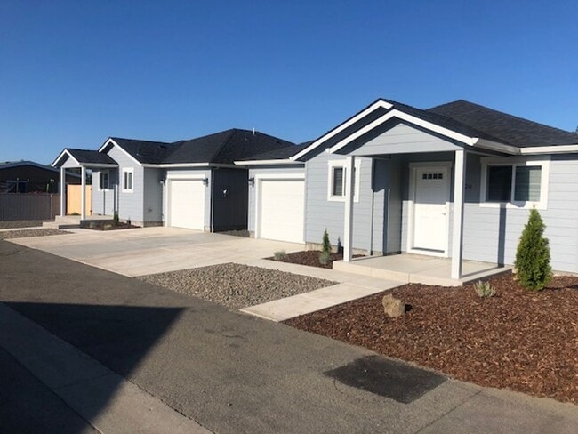 Photo - 3 BEDROOMS SINGLE LEVEL HOME