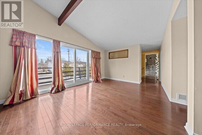 Photo - 2212 St. Laurent Blvd