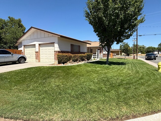 Building Photo - Beautiful 2 bedroom 1 Bath Duplex in Spark... Rental