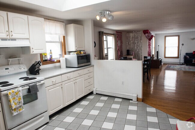 Building Photo - 66 Brooks St Unit 3 Rental