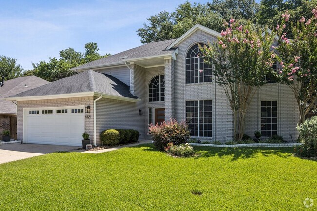 Building Photo - Chic comfort meets outdoor fun - poolside ... Rental