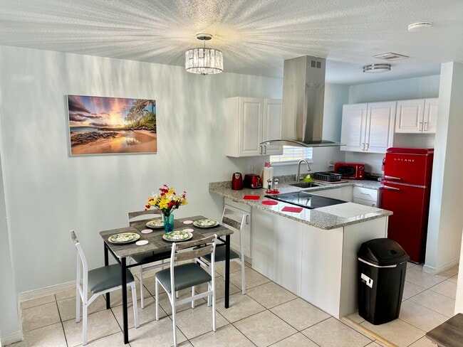 Building Photo - Rebecca Unit B