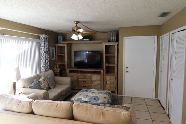 Photo - One bedroom apartment 7 or 12 months rental terms available/ Apartamento disponible amueblado o s...