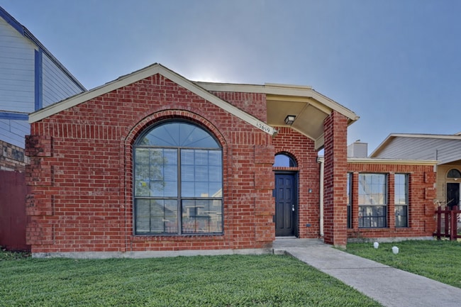 Building Photo - Charming 3 Bed Home for Rent in Dallas | Vaulted Ceilings | 2-Car Garage