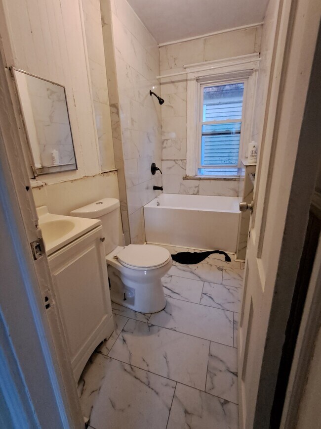 478 Glenwood Ave Unit upper